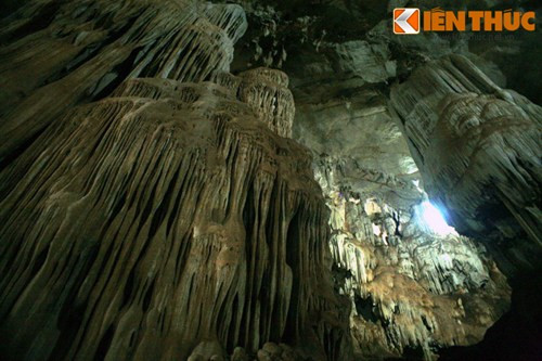 Theo truyền thuyết từ xa xưa ở địa phương, có một con rồng khi đi qua vùng đất này thấy phong cảnh đẹp, khí hậu ôn hoà nên chọn làm nơi nghỉ chân. Sau đó rồng đã nhả 7 viên ngọc, tạo thành 7 quả núi trong đó có quả núi chứa hang Dơi.