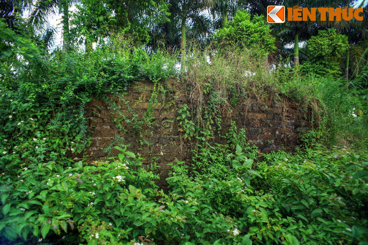 Hệ thống tường thành vẫn tồn tại rải rác nhiều đoạn. Các bức tường này được đắp bằng đất, bên ngoài được bọc bằng những khối đá ong để tăng sự vững chắc - một cách thức xây thành quen thuộc của người xưa. Loại đá ong dùng để xây thành được khai thác ngay tại địa phương.