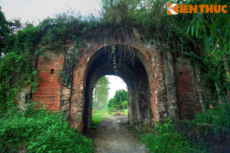 Dấu tích quan trọng nhất của tòa thành này là cánh cổng phía Tây, còn giữ được cấu trúc khá nguyên vẹn. Đây cũng là chiếc cổng duy nhất còn sót lại của tòa thành. Cổng có dạng vòm cao khoảng 5m, rộng khoảng 3m, được xây bằng gạch.