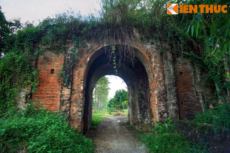 Dấu tích quan trọng nhất của tòa thành này là cánh cổng phía Tây, còn giữ được cấu trúc khá nguyên vẹn. Đây cũng là chiếc cổng duy nhất còn sót lại của tòa thành. Cổng có dạng vòm cao khoảng 5m, rộng khoảng 3m, được xây bằng gạch.