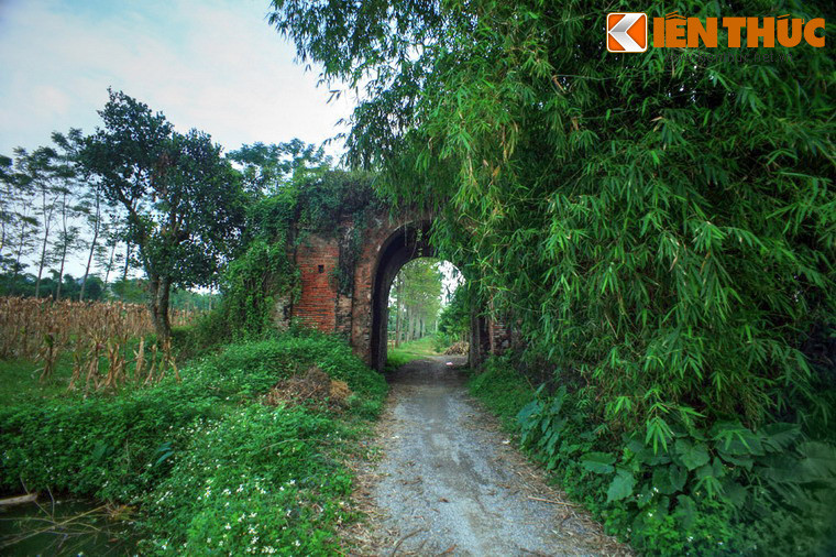 3. Thôn Bá Lam 2, xã Cao Thắng, huyện Lương Sơn, Hòa Bình từ lâu nay đã được giới nghiên cứu lịch sử ở Việt Nam biết đến với sự tồn tại của một tòa thành cổ bí ẩn. Người dân địa phương vẫn gọi ngôi thành cổ là “thành nhà Mạc”. Tuy nhiên, chưa có một tài liệu lịch sử nào chứng thực được điều này.