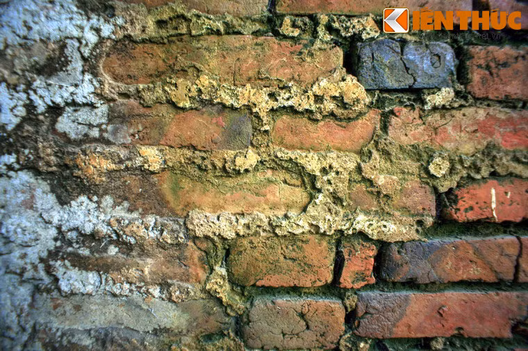 Loại gạch dùng để xây cổng là gạch nung dạng vuông, dẹt, có kích thước khoảng 25 x 30cm, dày từ 5-7cm.