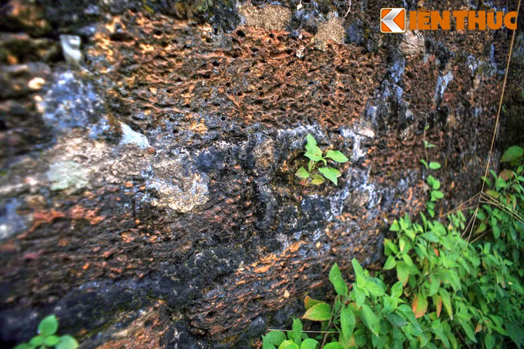 Loại đá ong dùng để xây thành được khai thác ngay tại địa phương, được tạc thành các khối chữ nhật kích thước khoảng 3050cm, dày 10-12cm.