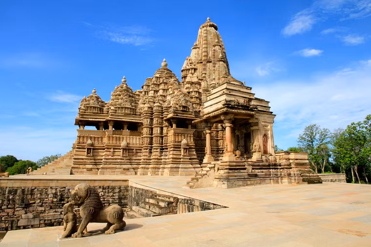 7. Quần thể đền đài Khajuraho là một nhóm các đền thờ của đạo Hindu và Jaina ở băng Madhya Pradesh, Ấn Độ, được xây dựng trong khoảng năm 950 - 1050, trong triều đại Chandella. Đây là nơi có ngôi đền Lakshmana nổi tiếng thế giới với những tác phẩm điêu khắc "khiêu dâm", mô tả lại cảnh ân ái của con người với rất nhiều tư thế khác nhau.