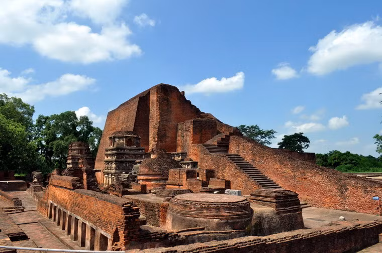 6. Nalanda là một trung tâm học tập bậc cao thời cổ đại ở bang Bihar, Ấn Độ, tồn tại từ thế kỷ thứ 5 - 12. Nó bị một đội quân Hồi giáo người Thổ do Bakhtiyar Khilji chỉ huy tàn phá vào năm 1193. Ngày nay phế tích này nằm trên một diện tích rộng 14ha với các công trình được xây bằng gạch đỏ.