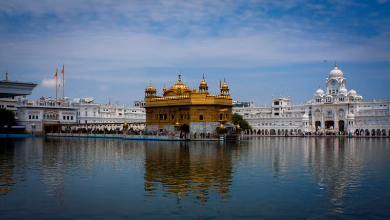 2. Ngôi đền Harmandir Sahib của đạo Sikh, còn được mệnh danh là ngôi đền Vàng, nằm ở thành phố Amritsar, tỉnh Punjab phía Bắc thủ đô Delhi. Tâm điểm của đền thờ này là Hari Mandir, một kiến trúc tuyệt đẹp được dát vàng nổi trên mặt nước. Đền được xây từ năm 1585–1604.