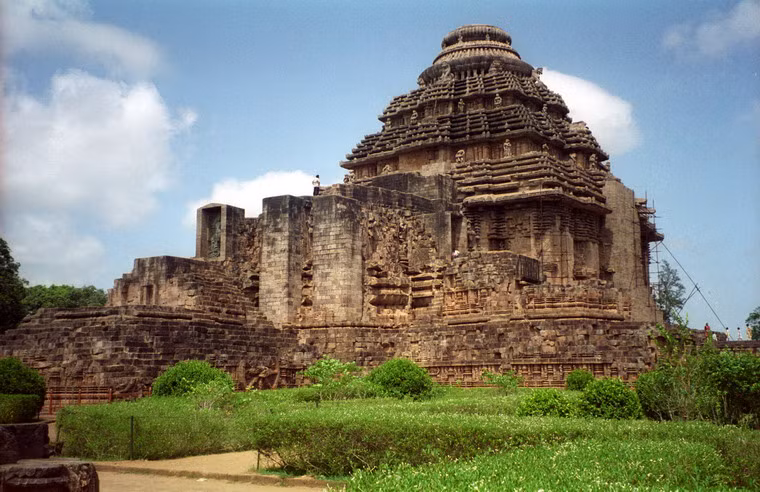5. Đền thờ Mặt Trời Konark là một đền thờ thần Mặt Trời được xây dựng vào thế kỷ 13 ở Konark, Orissa, phía Đông Ấn Độ. Đền thờ được xây dựng theo hình dạng của một chiếc xe khổng lồ với bánh xe, cột trụ và các bức tường làm từ đá được chạm khắc rất tinh xảo.