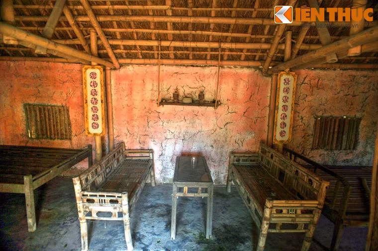 Trong các ngôi nhà trưng bày nhiều nội thất cổ xưa như tràng kỷ, sập gụ, tủ chè...