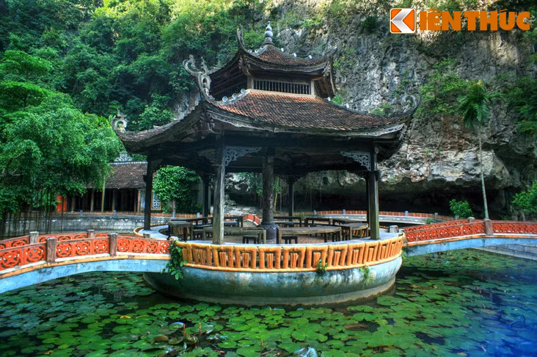 Nghinh Tân Các nổi giữa hồ sen là một điểm nhấn quyến rũ trong ngôi làng Việt cổ này.