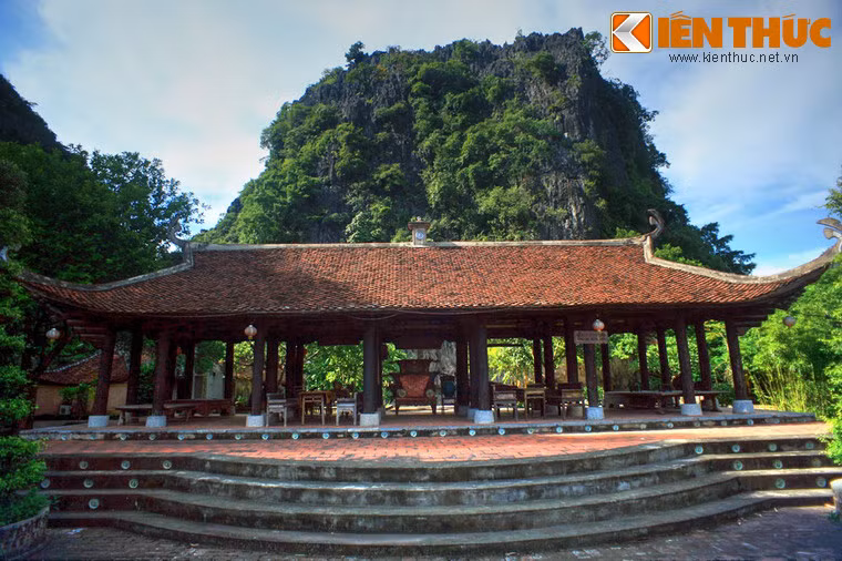 Ngoài những ngôi nhà cổ, trong khuôn viên Cổ Viên Lầu còn có cả một ngôi đình cổ 200 năm tuổi. Đó là đình Thanh Liên, được sưu tầm từ tỉnh Hà Nam.