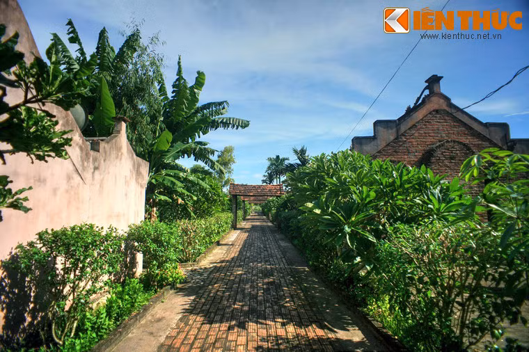 Là một khu du lịch nằm trong quần thể danh thắng Tam Cốc - Bích Động, làng Việt cổ Cổ Viên Lầu được ví như hình ảnh thu nhỏ của nhiều làng quê đồng bằng Bắc Bộ Việt Nam.