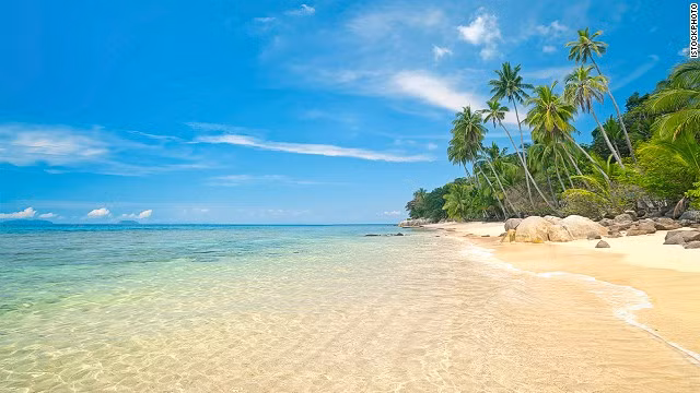 13. Bãi biển Pulau Perhentian Kecil của Malaysia là nơi du khách có cơ hội chơi đùa với rùa biển và những chú cá mập nhỏ giữa khung cảnh thiên nhiên hoa sơ quyến rũ.