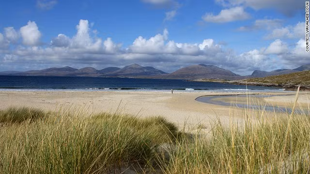 16. Bãi biển Luskentyre, Scotland là thiên đường dành cho những người thích đi bộ và khám phá thiên nhiên.