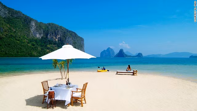 14. Bãi biển El Nido, Palawan, Philippines vừa là điểm nghỉ dưỡng lý tưởng, vừa là nơi để khám phá đời sống của trên 50 loài sinh vật biển quý hiếm gồm san hô, cá heo, cá nhám voi, bò biển...