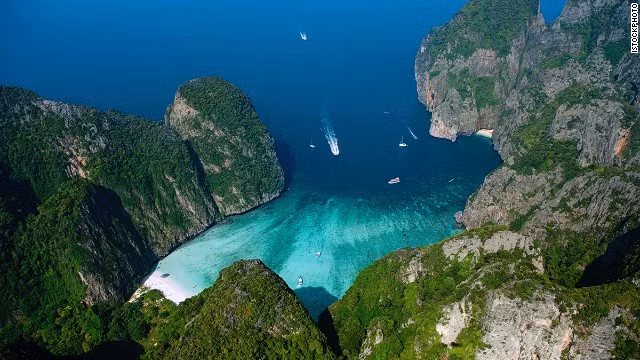 19. Vịnh Maya ở đảo Ko Phi Phi, Thái Lan được bao bọc bởi những dãy núi hùng vĩ, là một trong những vịnh biển có cảnh quan ấn tượng nhất thế giới.