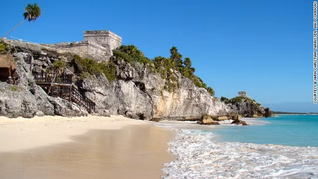 12. Bãi biểm Tulum, Mexico vừa quyến rũ với cát trắng biển xanh, vừa bí ẩn với những di tích cổ xưa của đế chế Maya cổ đại.