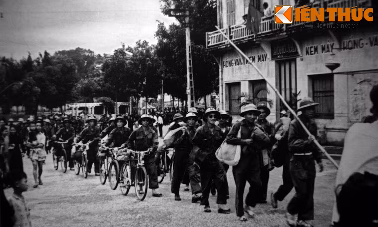 Đoàn cán bộ Việt Minh hành quân qua hiệu kem Hồng Vân ở ngã năm Bờ Hồ (nay là quảng trường Đông Kinh Nghĩa Thục).
