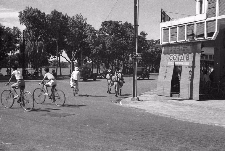 Bờ hồ Hoàn Kiếm nhìn từ đầu phố Paul Bert.