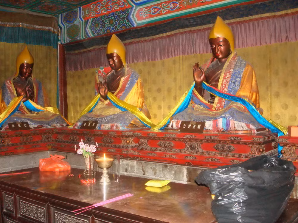 Khi Ung Chính lên ngôi, để phục vụ như cầu bang giao giữa nhà Thanh và Tây Tạng, một phần cung điện được chuyển thành tu viện của Phật giáo Tây Tạng.