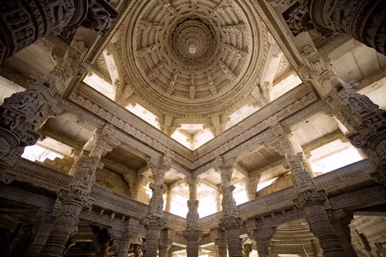 Tuy vậy, mọi tinh hoa của ngôi đền lại tập trung ở bên trong, nơi có 29 không gian cúng lễ được bố trí trong diện tích hơn 4.000m2, được chạm khắc tinh xảo như một tác phẩm nghệ thuật điêu khắc khổng lồ.