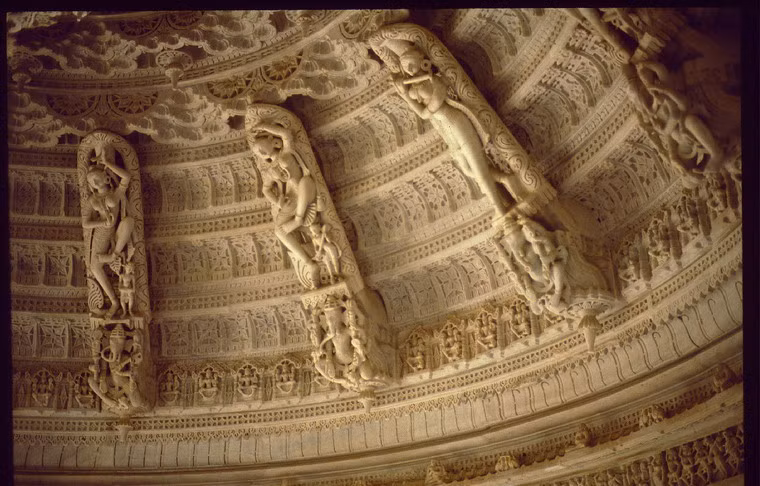 Các vòm trần cũng toát lên vẻ tráng lệ với các hoa văn và hình ảnh những vị thần được thể hiện rất sinh động.