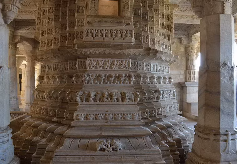 Đạo Jaina từng là quốc giáo của Ấn Độ, cho đến khi bị thay thế bằng đạo Hindu và đạo Hồi từ thể kỷ thứ 8. Ngày nay chỉ còn trên 4 triều tín đồ đạo Jaina trong số 1 tỉ dân của Ấn Độ.