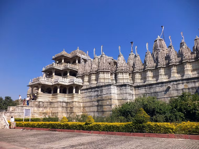 Từ vẻ bên ngoài, ngôi đền đã gây sự choáng ngợp với quy mô bề thế và kiến trúc tinh xảo với 67 vòm tháp cao vút. Toàn bộ được xây bằng đá hoa cương trắng.