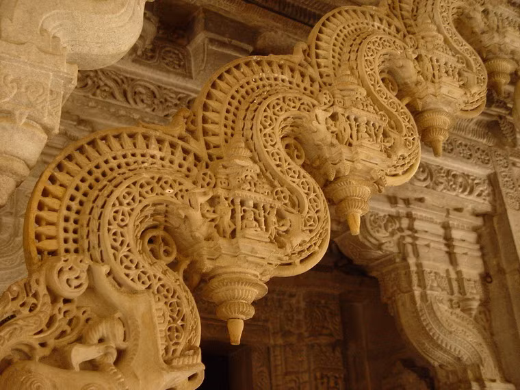 Hầu không có một bề mặt bằng đá nào của ngôi đền bị bỏ trống. Tất cả đều được các nghệ nhân tận dụng để thể hiện sự sáng tạo của mình.