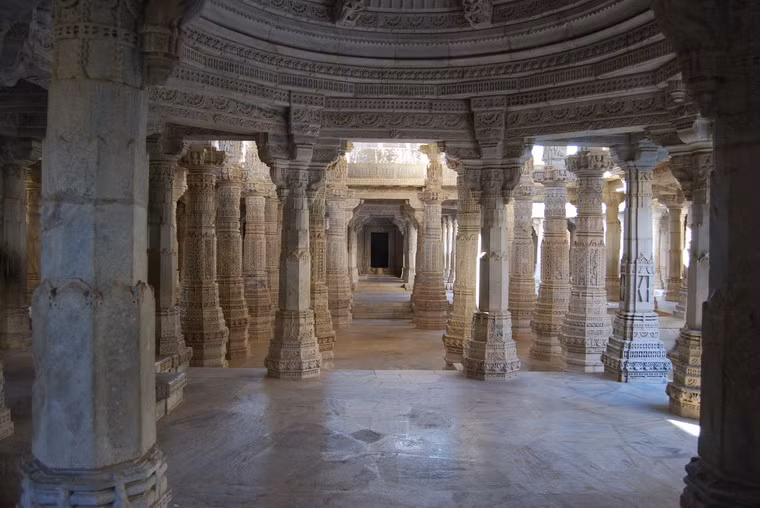 Trần của ngôi đền được chống đỡ bởi một hệ thống gồm 1.444 cây cột trạm trổ hết sức tinh vi, chiều cao của mỗi cây cột lên tới hơn 18m.