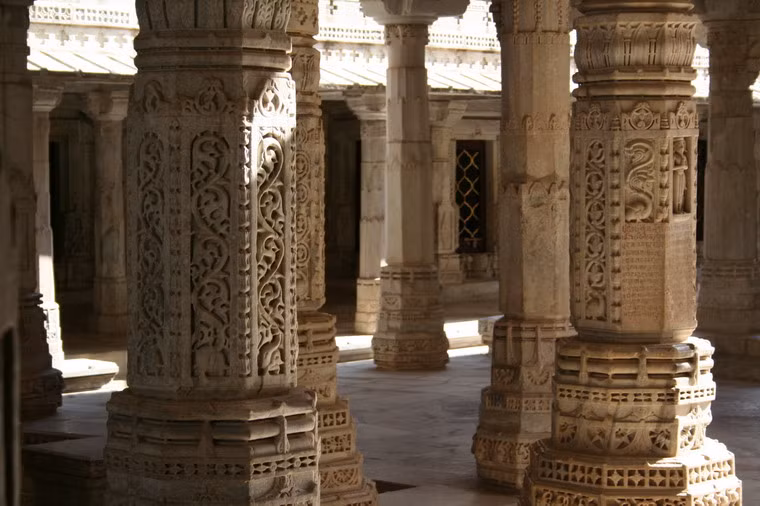 Mỗi cây cột cũng tượng trưng cho một Tirthankara (người đứng đầu giáo phái Jaina qua các thời kỳ) và những nhà truyền đạo của các đời trong giáo phái.