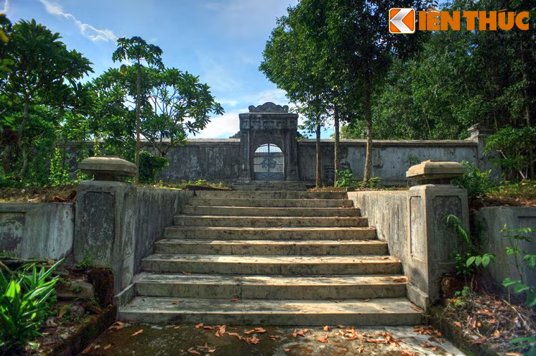 Lăng nằm trên một ngọn đồi thấp, xoay mặt về hướng Đông Nam, với một hệ thống bậc cấp dẫn lên cổng.