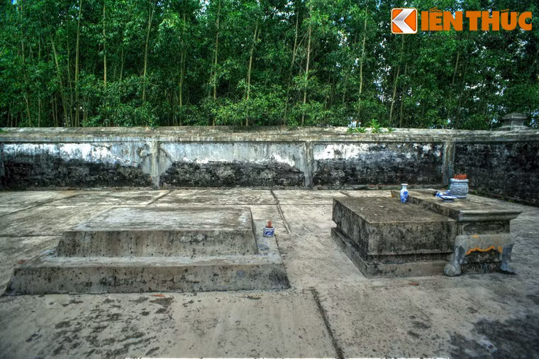 Mộ gồm 2 tầng. Tầng rộng 136cm, dài 212cm, cao 22cm. Tầng 2 rộng 193cm, dài 258cm, cao 27cm.