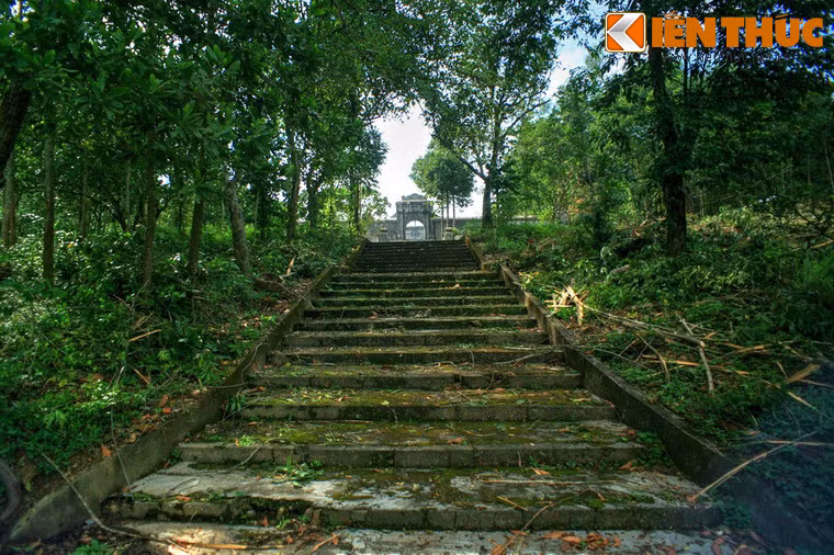 Lăng mộ của chúa Nguyễn Phúc Chu (tức Hiển Tôn Hiếu Minh Hoàng Đế, 1675-1725), vị chúa Nguyễn thứ 6 được gọi là lăng Trường Thanh, tọa lạc tại núi Kim Ngọc, huyện Hương Trà, nay thuộc thôn Kim Ngọc, xã Hương Thọ, thị xã Hương Trà, tỉnh Thừa Thiên - Huế.