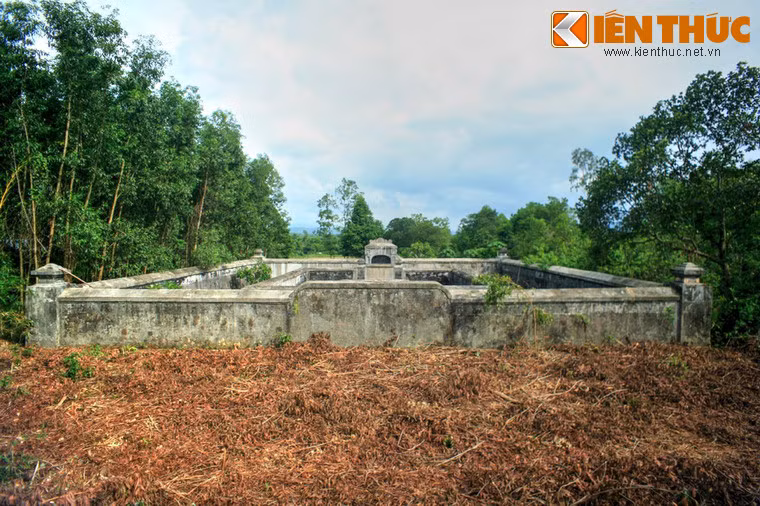 Vòng thành ngoài của lăng có chu vi 120,5m, cao 2m. Vòng thành trong chu vi 70,3m, cao 2m.