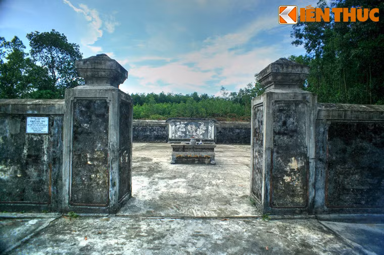 Hai trụ cổng của vòng thành trong, phía sau là mộ.