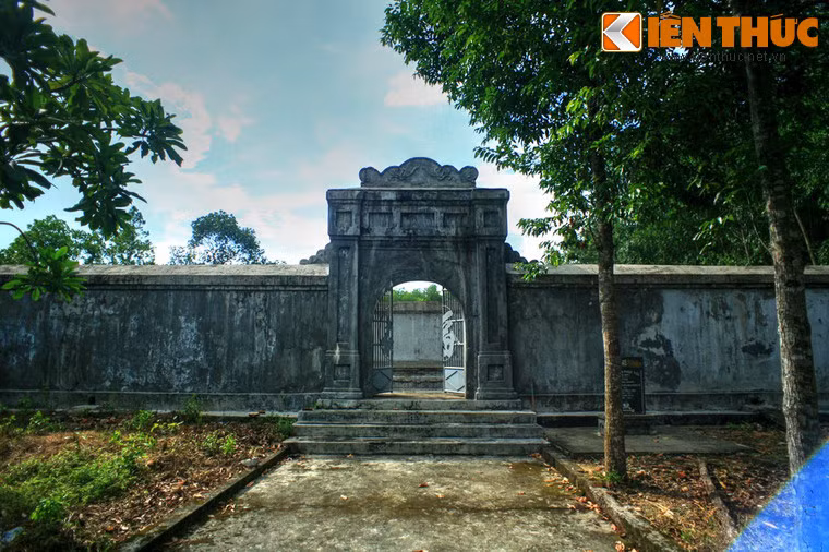 Cấu trúc lăng cũng gồm 2 vòng thành như lăng mộ các chúa Nguyễn khác.