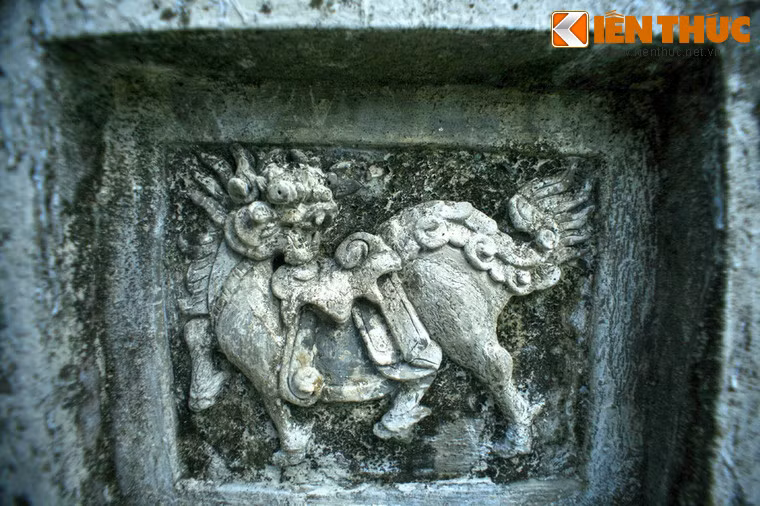 Hình kỳ lân trang trí trên trụ cổng lăng mộ.