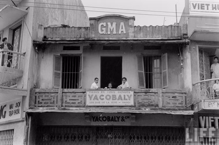 Những người Pháp ngồi uống cà phê trên tầng 2 của một hiệu vải ở phố Hàng Đào, Hà Nội ngày 10/10/1954.