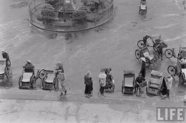 Khoảng sân trước nhà thờ lớn nhìn tầng gác của một tháp chuông.