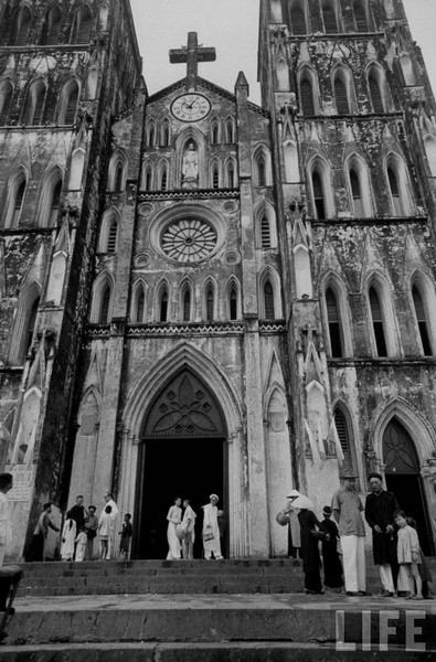 Nhà thờ Lớn Hà Nội sáng 10/10/1954 vẫn diễn ra thánh lễ.