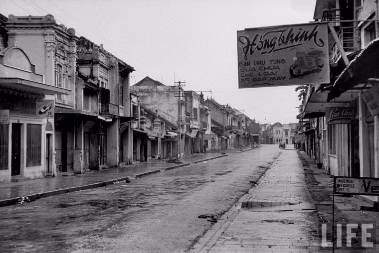 Khung cảnh vắng lặng của phố Cầu Gỗ sáng sớm ngày 10/10/1954.