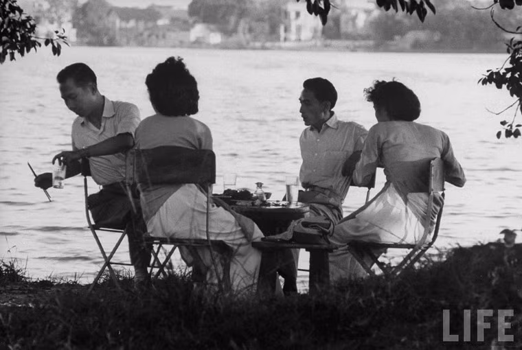 Người Hà Nội ngồi uống nước bên hồ Trúc Bạch.