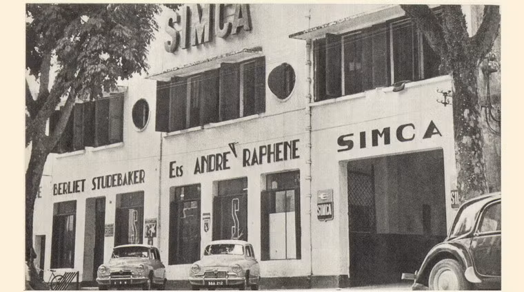 Mẫu quảng cáo của hãng xe hơi Simca lấy hình ảnh tòa trụ sở ở Hà Nội, ngay nay nằm trên đường Hai Bà Trưng.