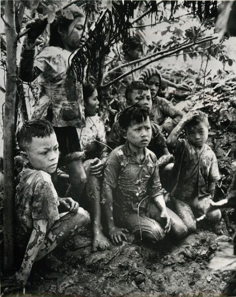 Trẻ em và phụ nữ lấm lem bùn đất bị đưa lên từ một hầm trú ẩn trong cuộc càn quét của lính Mỹ và VNCH tại đồng bằng sông Cửu Long, ngày 1/9/1967.