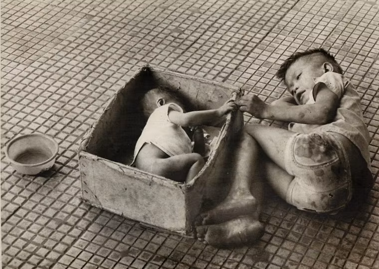 Ngày 28/21973, khi cuộc chiến trên chiến trường đã dịu bớt, đứa bé ăn xin cùng với đứa em gái nhỏ của em tiếp tục cuộc chiến của mình để sống còn trên hè phố Sài Gòn.