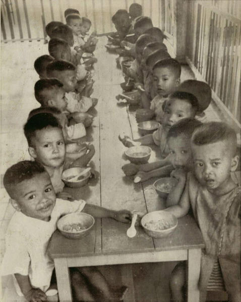 Bữa trưa tại một trại trẻ mồ côi ở quận Gò Vấp, Sài Gòn, ngày 9/4/1973. Khá nhiều trẻ em trong số này là con lai bị bỏ rơi giữa mẹ Việt và bố là lính Mỹ.