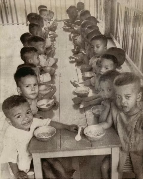 Bữa trưa tại một trại trẻ mồ côi ở quận Gò Vấp, Sài Gòn, ngày 9/4/1973. Khá nhiều trẻ em trong số này là con lai bị bỏ rơi giữa mẹ Việt và bố là lính Mỹ.