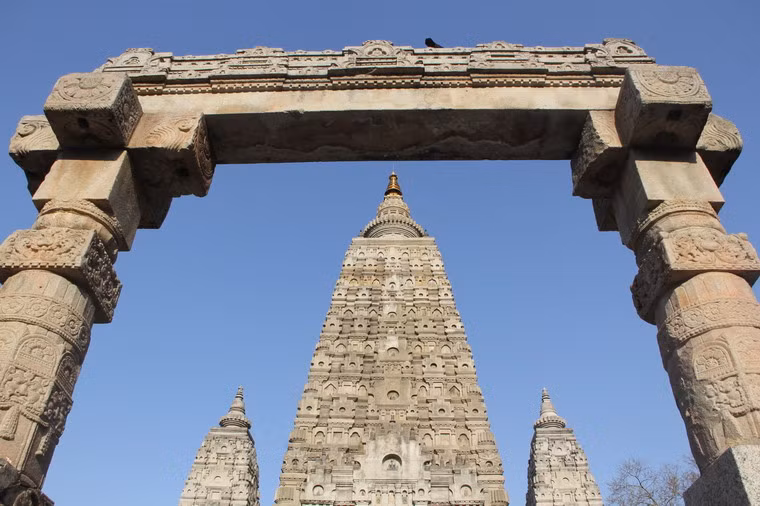 Ngôi chùa này có lịch sử từ khoảng năm 250 TCN, khi hoàng đế Asoka của triều đại Maurya dựng một công trình kỷ niệm việc Phật đạt giác ngộ ở Bodh Gaya. Sau khi bị phá hủy bởi chiến tranh, một ngôi chùa khác đã được dựng lại trên ngay chính địa điểm cũ vào thế kỷ thứ 2 TCN và được trùng tu nhiều lần qua các thế kỷ để có diện mạo như ngày nay.