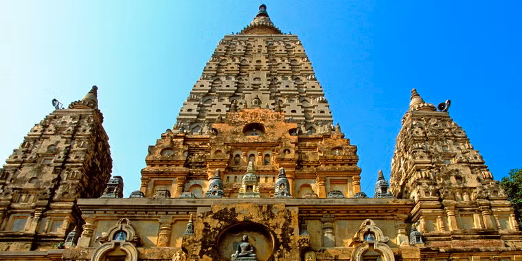 Bề mặt các ngọn tháp và tường của ngôi chùa được phủ các hốc đầy những tượng Phật giáo.