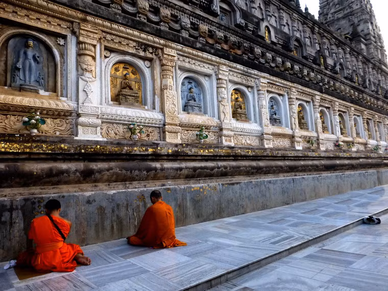 Theo sử sách Phật giáo, vào khoảng năm 500 TCN Đức Phật - khi đó là một nhà tu hành đi khất thực, đến bờ sông Falgu ở gần thành phố Gaya. Ở đây, Đức Phật đã ngồi thiền dưới bóng cây bồ đề.